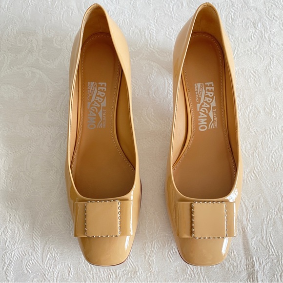 Salvatore Ferragamore beige bow pumps - Picture 2 of 11